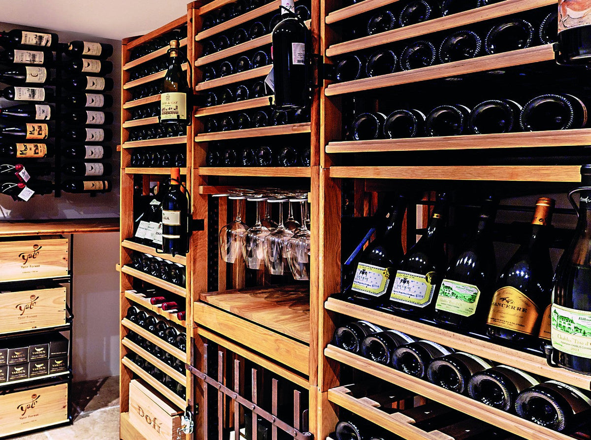 Cave à vin sur mesure en bois remplie de bouteilles