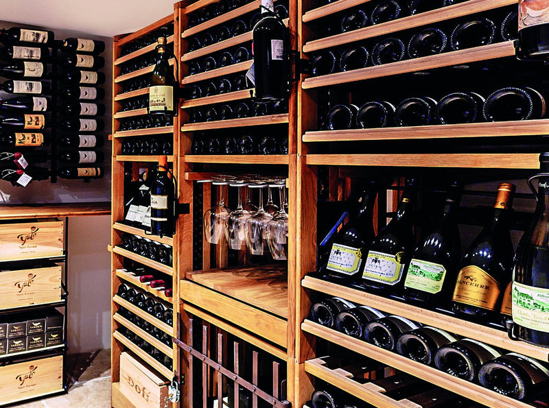 Cave à vin sur mesure en bois remplie de bouteilles