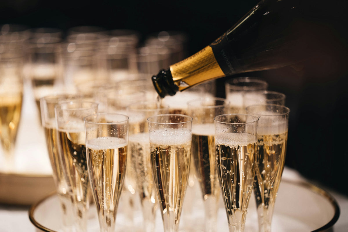 Champagne versé dans des flûtes sur un plateau