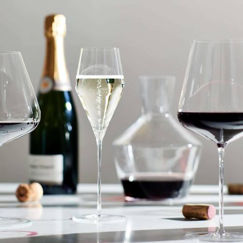 instagram-14 @zaltoglas 

Le verre Zalto est soufflé à la bouche et fabriqué à la main par un maître verrier autrichien. La tradition des souffleurs de verre les plus qualifiés se reflète dans la finesse de chaque verre Zalto. 
Malgré leur poids plume les verres Zalto ont tous les attributs d'un verre moderne et sont prévus pour passer au lave-vaisselle.

#zalto #verreavin #hautdegamme #vinetpassion  #vin #amoureuxduvin